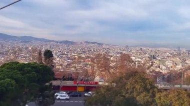 Barselona üzerinde hareket eden bir teleferiğin panoramik görüntüsü