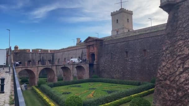 Turistas Visitando Castell — Vídeo de stock