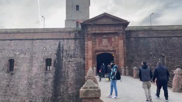 Turistas Visitando Castell Montjuc Barcelona — Vídeo de stock