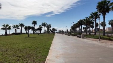 Gündüz vakti modern halk parkı