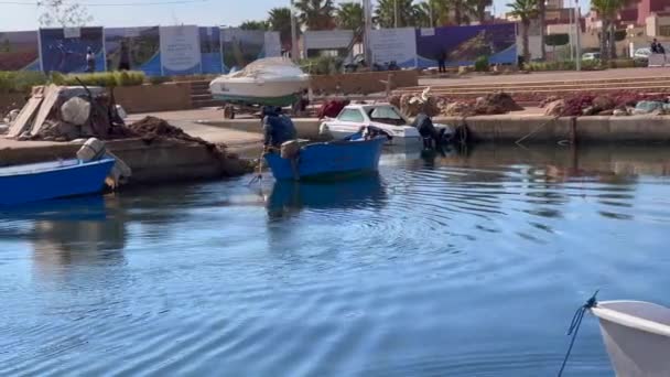 Zwei Fischer Parken Ihr Boot Hafen — Stockvideo