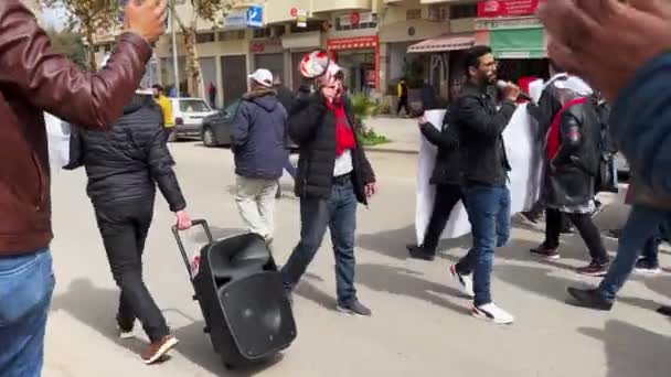 거리에서 시위하는 모로코 교사들 — 비디오