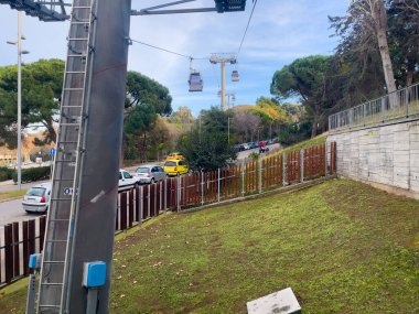 Barselona üzerinde hareket eden bir teleferiğin hava görüntüsü.