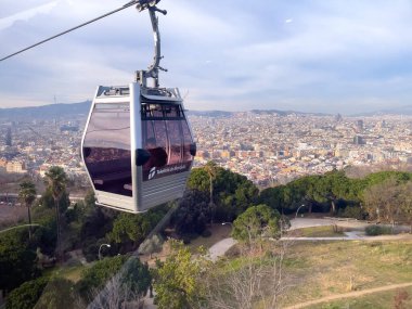 Barselona üzerinde hareket eden bir teleferiğin hava görüntüsü.