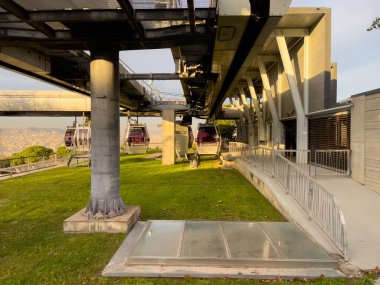 Barselona üzerinde hareket eden bir teleferiğin hava görüntüsü.