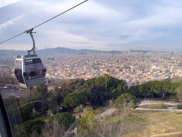 在巴塞罗那市上空行驶的缆车上的空中景观 — 图库照片