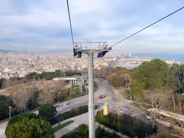 Barselona Üzerinde Hareket Eden Bir Teleferiğin Hava Görüntüsü — Stok fotoğraf