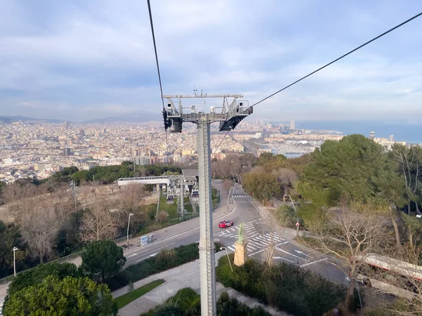 Barselona Üzerinde Hareket Eden Bir Teleferiğin Hava Görüntüsü — Stok fotoğraf