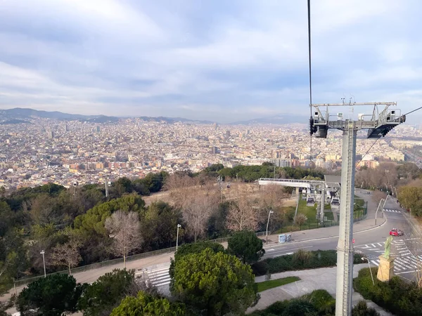 Barselona Üzerinde Hareket Eden Bir Teleferiğin Hava Görüntüsü — Stok fotoğraf