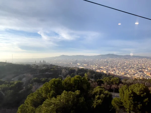 在巴塞罗那市上空行驶的缆车上的空中景观 — 图库照片