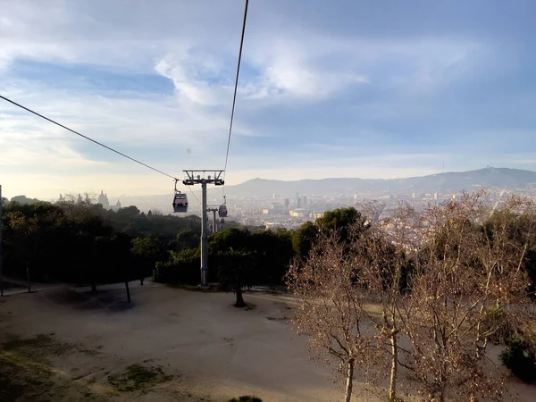 Pemandangan Udara Dari Gerbong Kabel Yang Bergerak Atas Kota Barcelona — Stok Foto