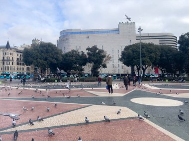 Katalonya meydanını ziyaret eden turistler Barselona 'da güvercinlerle dolular.