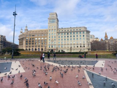 Katalonya meydanını ziyaret eden turistler Barselona 'da güvercinlerle dolular.
