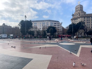 Katalonya meydanını ziyaret eden turistler Barselona 'da güvercinlerle dolular.