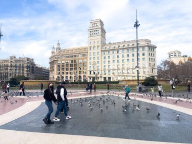 Katalonya meydanını ziyaret eden turistler Barselona 'da güvercinlerle dolular.