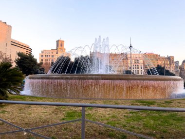 Barselona 'da bir halk bahçesinde güzel dairesel çeşme