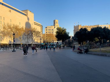 Katalonya meydanını ziyaret eden turistler Barselona 'da güvercinlerle dolular.