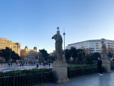 Barselona 'da bir halk bahçesinde güzel dairesel çeşme