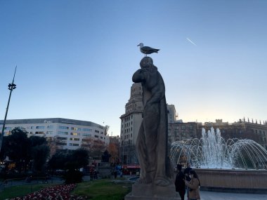 Barselona 'da bir halk bahçesinde güzel dairesel çeşme