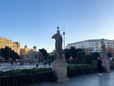 Barselona 'da bir halk bahçesinde güzel dairesel çeşme