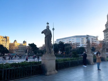 Barselona 'da bir halk bahçesinde güzel dairesel çeşme