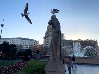 Barselona 'da bir halk bahçesinde güzel dairesel çeşme