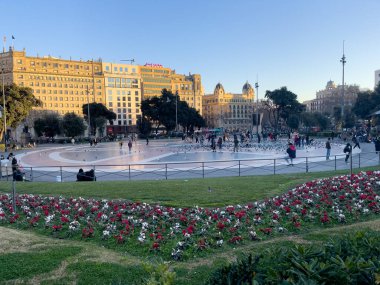Katalonya meydanını ziyaret eden turistler Barselona 'da güvercinlerle dolular.