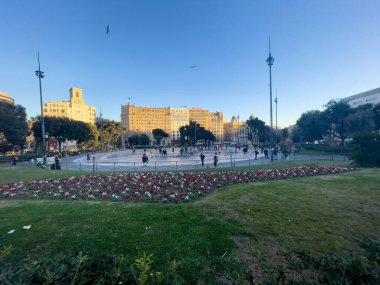 Katalonya meydanını ziyaret eden turistler Barselona 'da güvercinlerle dolular.