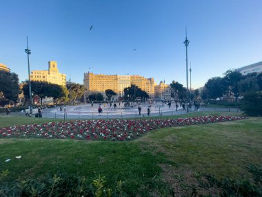 Katalonya meydanını ziyaret eden turistler Barselona 'da güvercinlerle dolular.