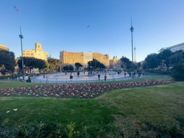 Katalonya meydanını ziyaret eden turistler Barselona 'da güvercinlerle dolular.