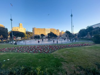 Katalonya meydanını ziyaret eden turistler Barselona 'da güvercinlerle dolular.