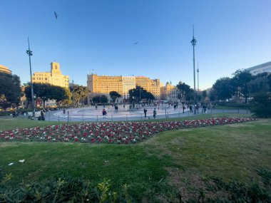 Katalonya meydanını ziyaret eden turistler Barselona 'da güvercinlerle dolular.