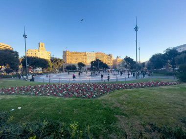 Katalonya meydanını ziyaret eden turistler Barselona 'da güvercinlerle dolular.