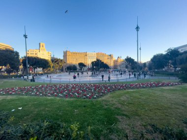 Katalonya meydanını ziyaret eden turistler Barselona 'da güvercinlerle dolular.