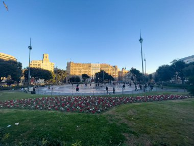 Katalonya meydanını ziyaret eden turistler Barselona 'da güvercinlerle dolular.