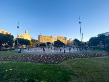 Katalonya meydanını ziyaret eden turistler Barselona 'da güvercinlerle dolular.