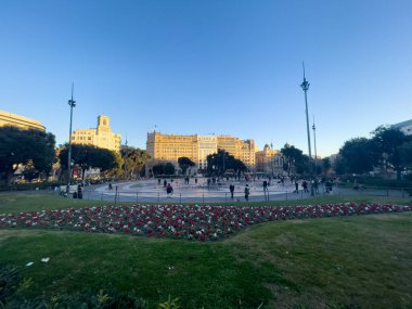 Barselona 'da bir halk bahçesinde güzel dairesel çeşme