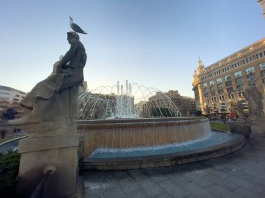 Barselona 'da bir halk bahçesinde güzel dairesel çeşme