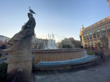 Barselona 'da bir halk bahçesinde güzel dairesel çeşme