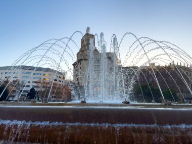 Barselona 'da bir halk bahçesinde güzel dairesel çeşme
