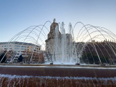 Barselona 'da bir halk bahçesinde güzel dairesel çeşme
