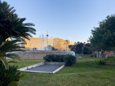 Barselona 'da bir halk bahçesinde güzel dairesel çeşme