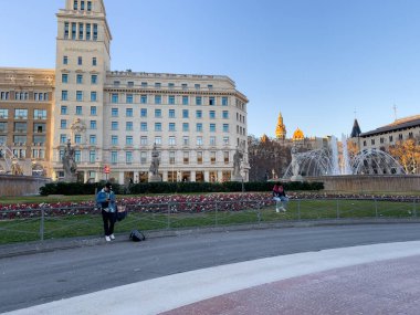 Barselona 'da bir halk bahçesinde güzel dairesel çeşme