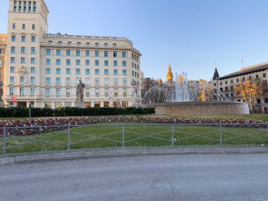 Barselona 'da bir halk bahçesinde güzel dairesel çeşme