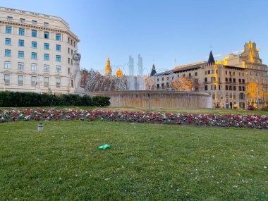 Barselona 'da bir halk bahçesinde güzel dairesel çeşme