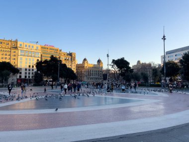 Katalonya meydanını ziyaret eden turistler Barselona 'da güvercinlerle dolular.