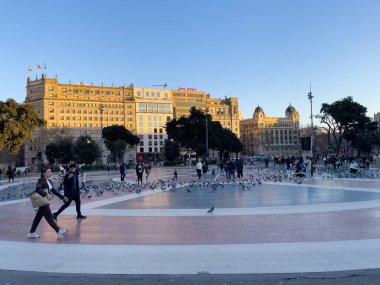 Katalonya meydanını ziyaret eden turistler Barselona 'da güvercinlerle dolular.