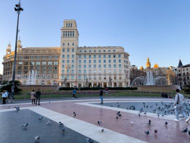 Katalonya meydanını ziyaret eden turistler Barselona 'da güvercinlerle dolular.