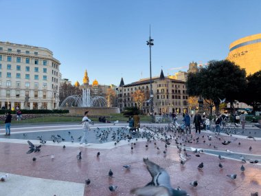 Katalonya meydanını ziyaret eden turistler Barselona 'da güvercinlerle dolular.