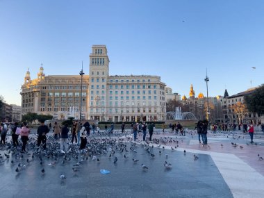 Katalonya meydanını ziyaret eden turistler Barselona 'da güvercinlerle dolular.